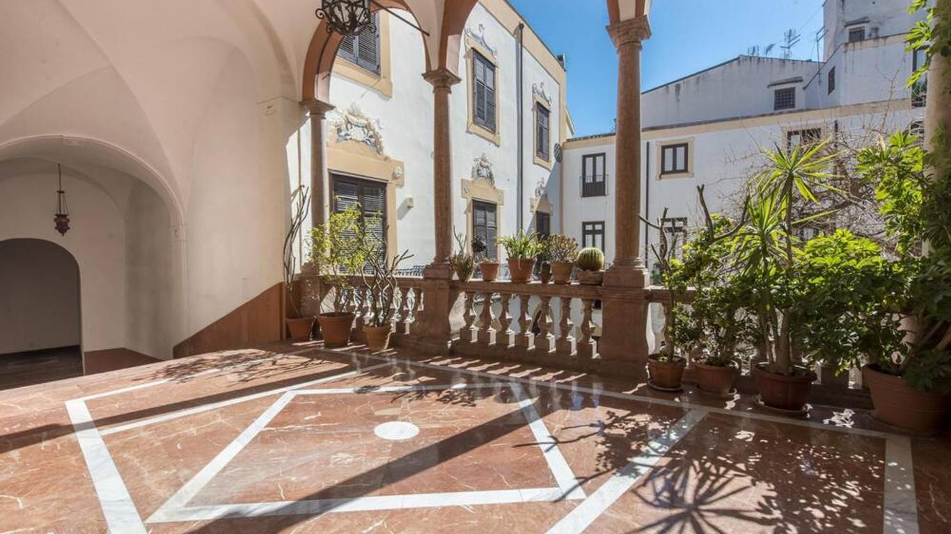 Casa degli Affreschi a Palazzo Lungarini