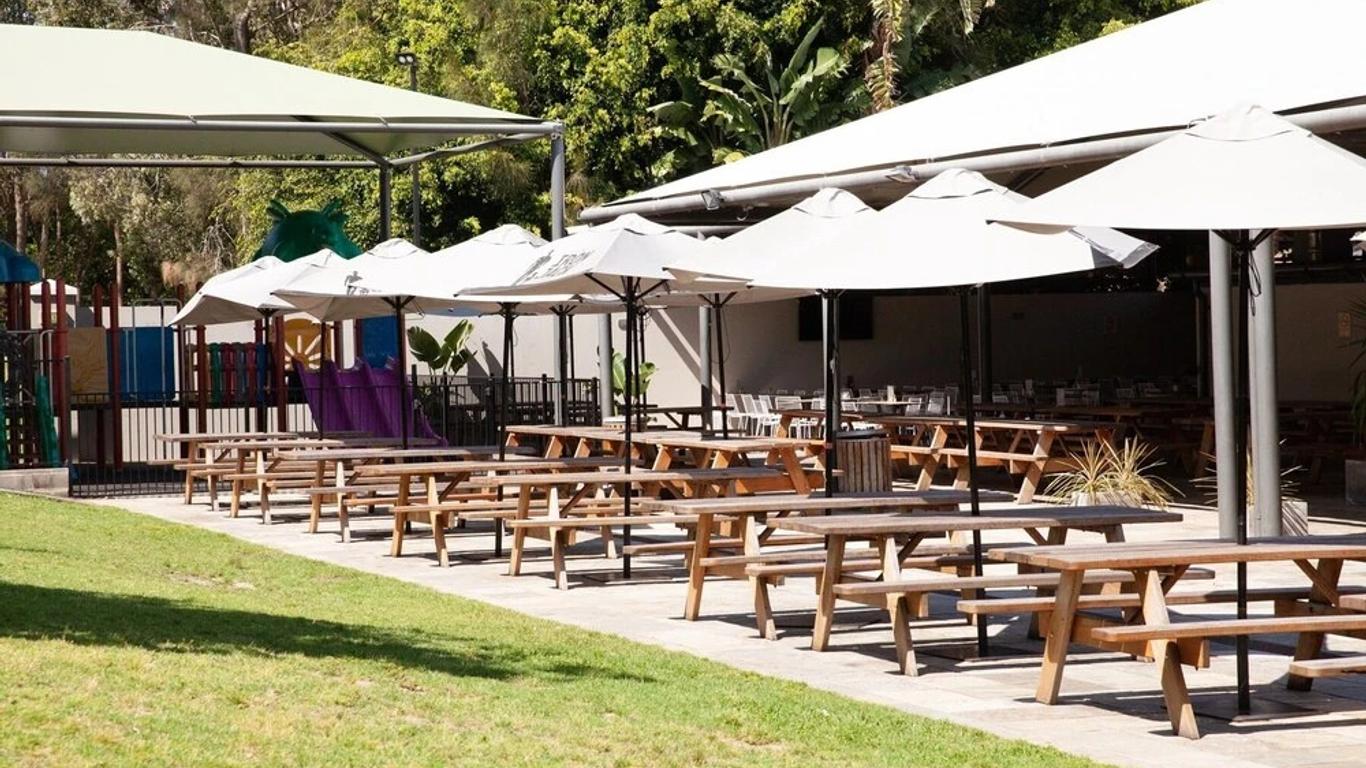 Bateau Bay Hotel