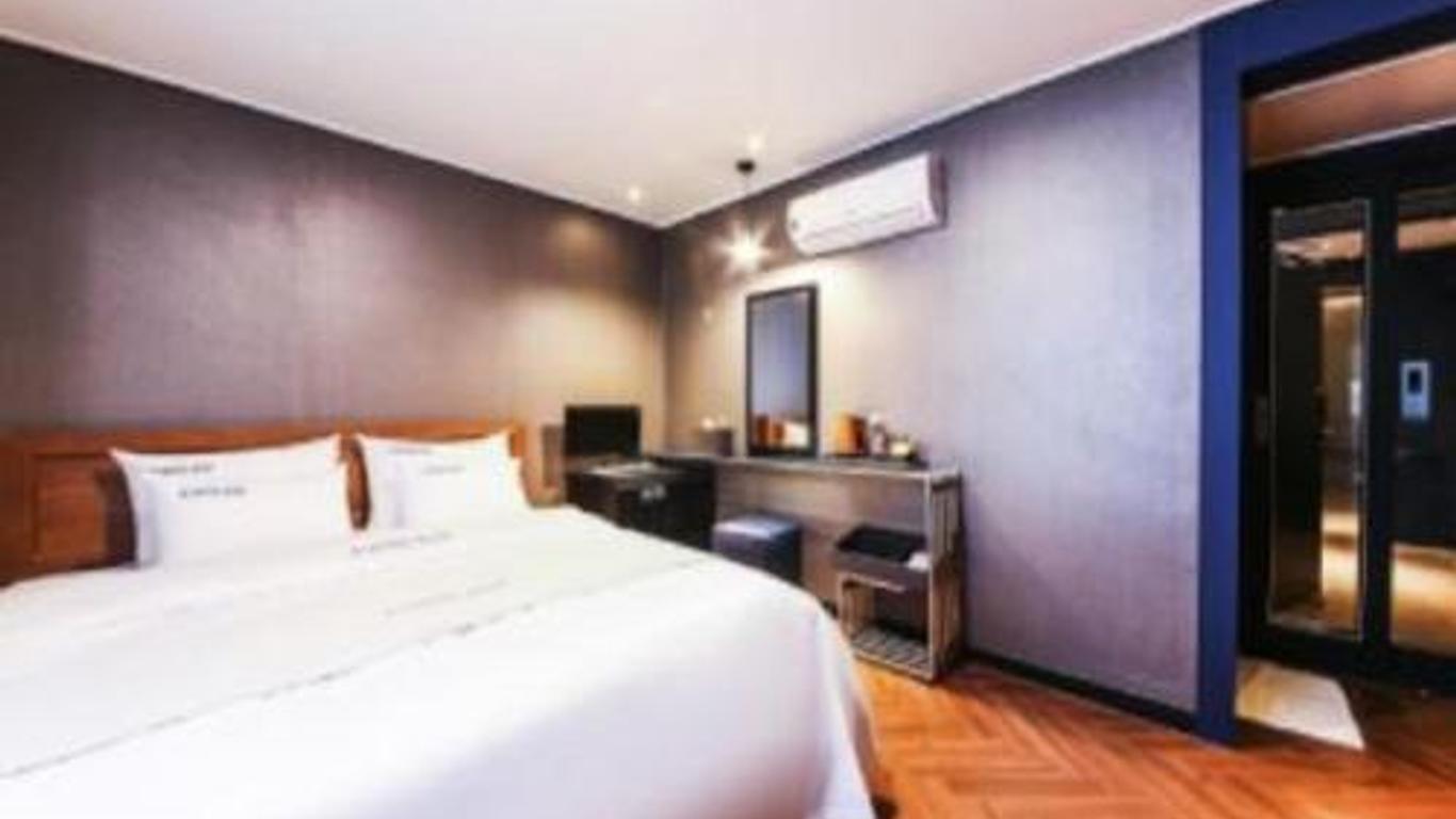 Blue Hotel