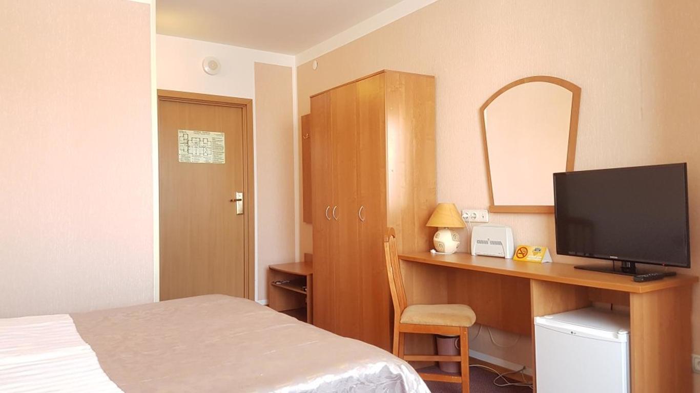 August Hotel