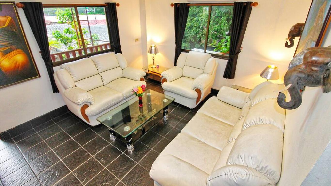 Phratamnak Inn - 100 meter from Beach
