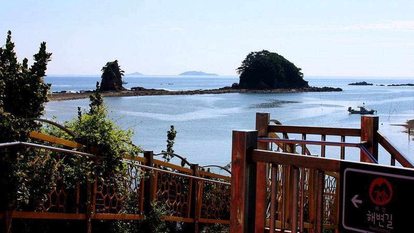 Bangpo Beach Pension