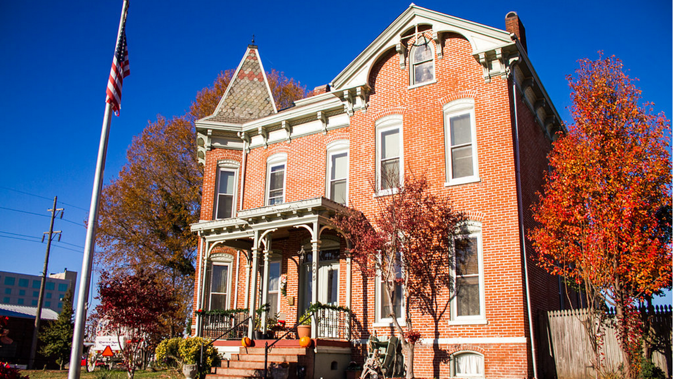 Summers Riverview Mansion Bed And Breakfast