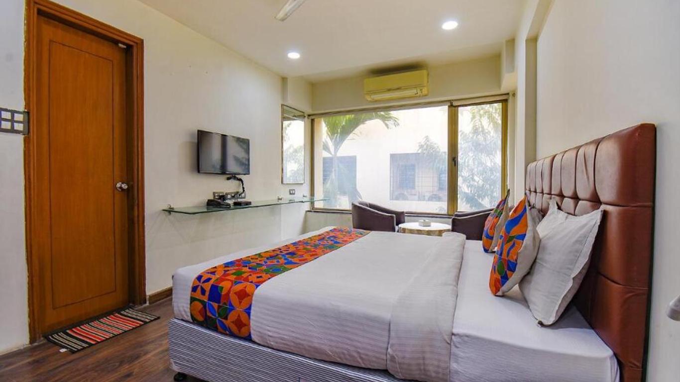 OYO 9721 Hotel Sr Rooms
