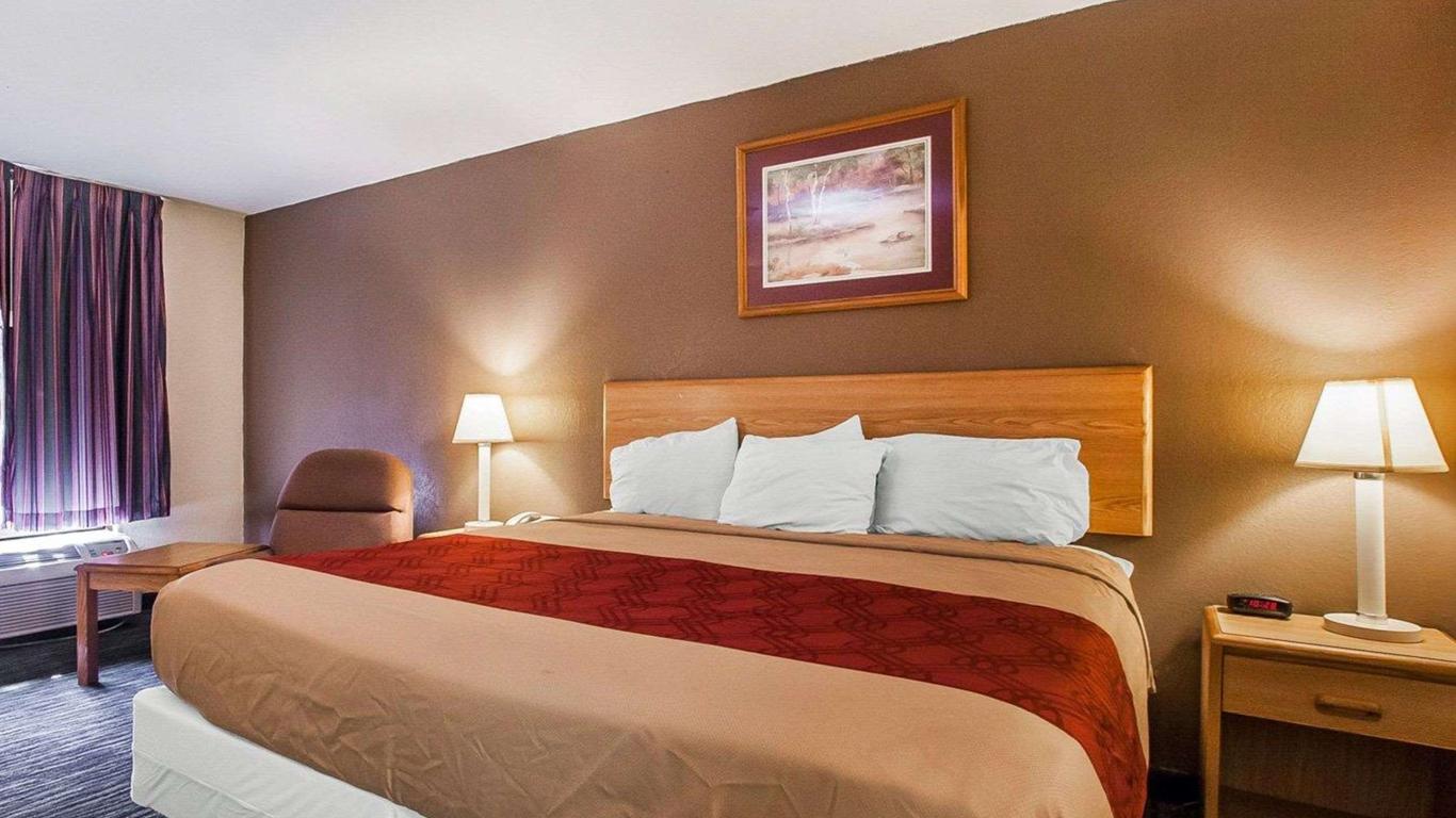 Econo Lodge Inn & Suites