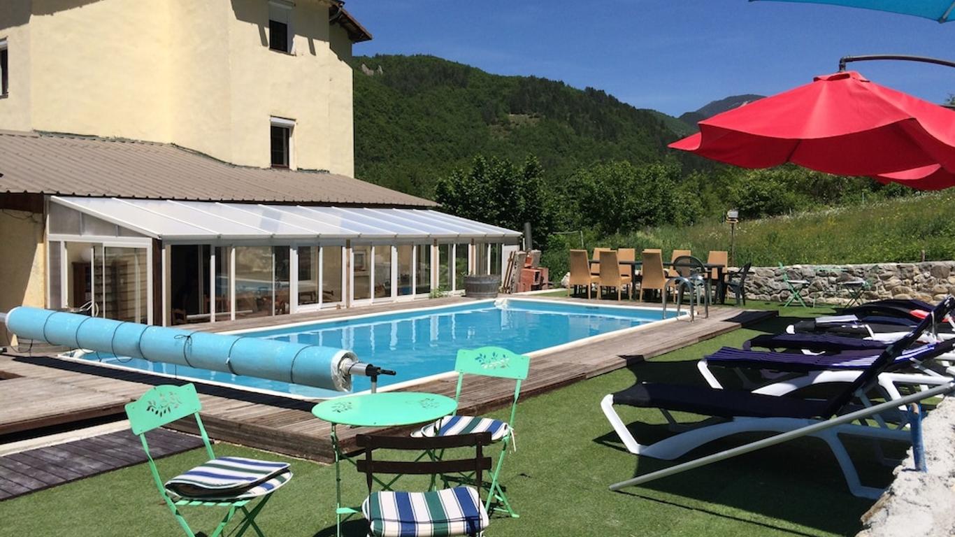 Entire villa sleeps 27, 2 swimming pools 45 minutes from Nice j
