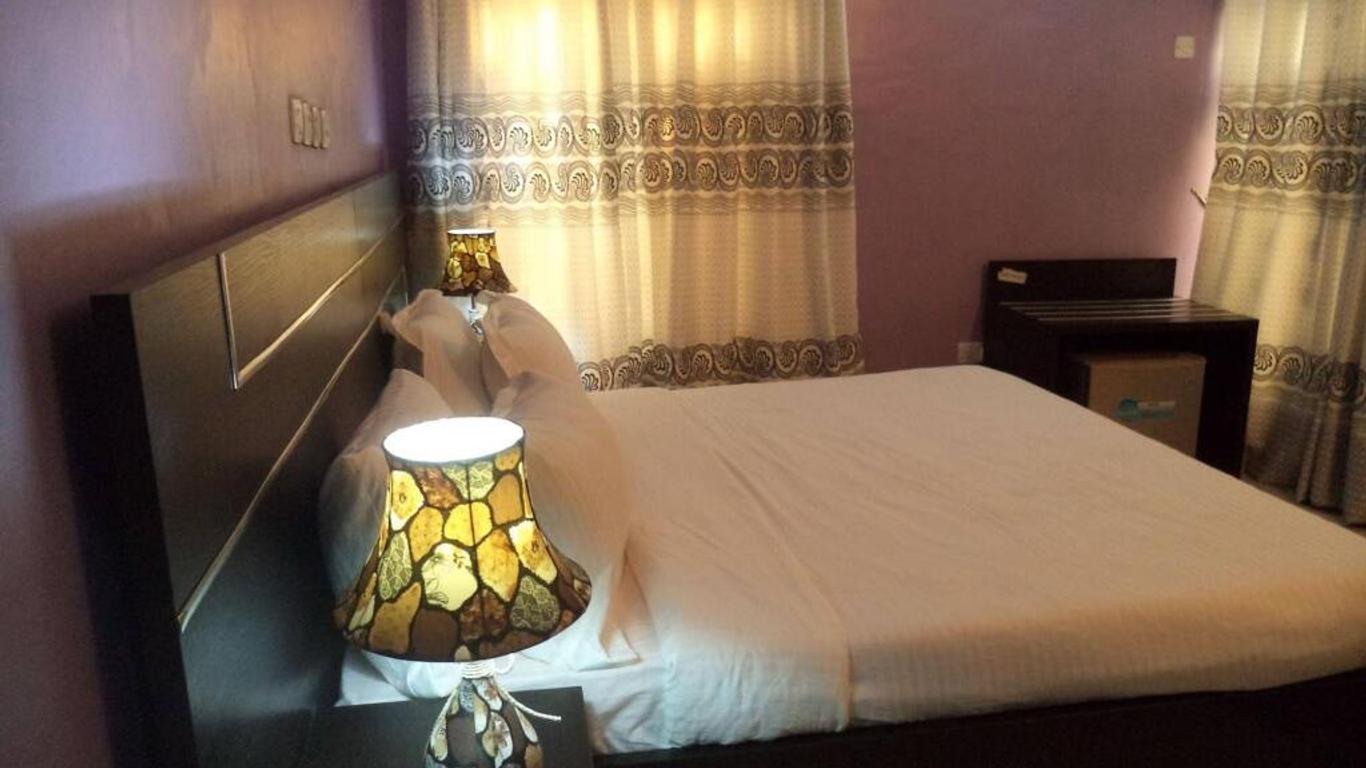 Pine Crest Exclusive Hotel & suite