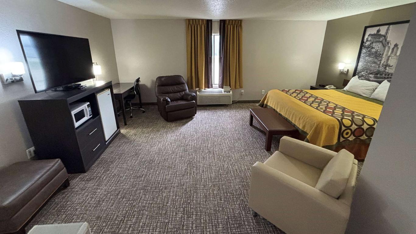 Super 8 by Wyndham Marshall