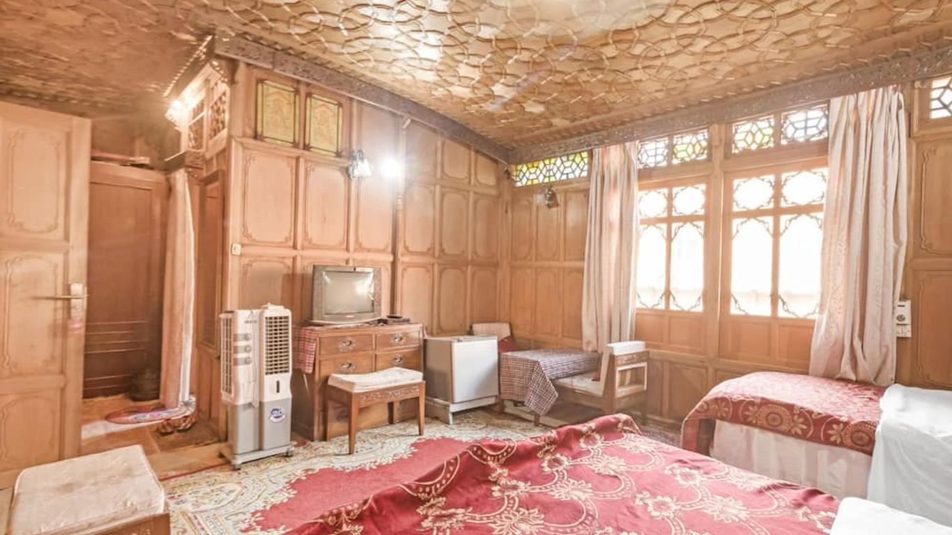 Guesthouser 3 Bhk Houseboat D520