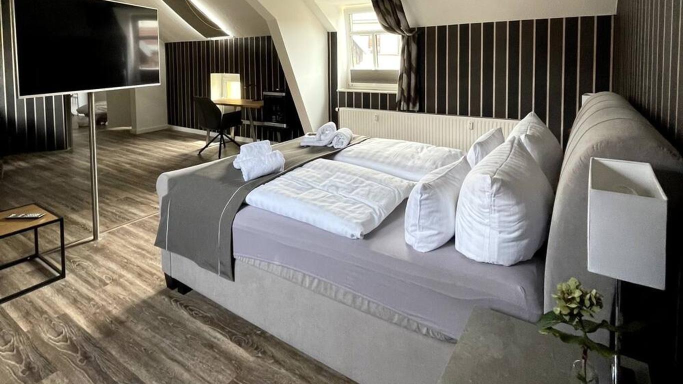 'Zur Altstadt - Am Fuße Der Osterburg' Gaststätte, Pension, Fewo