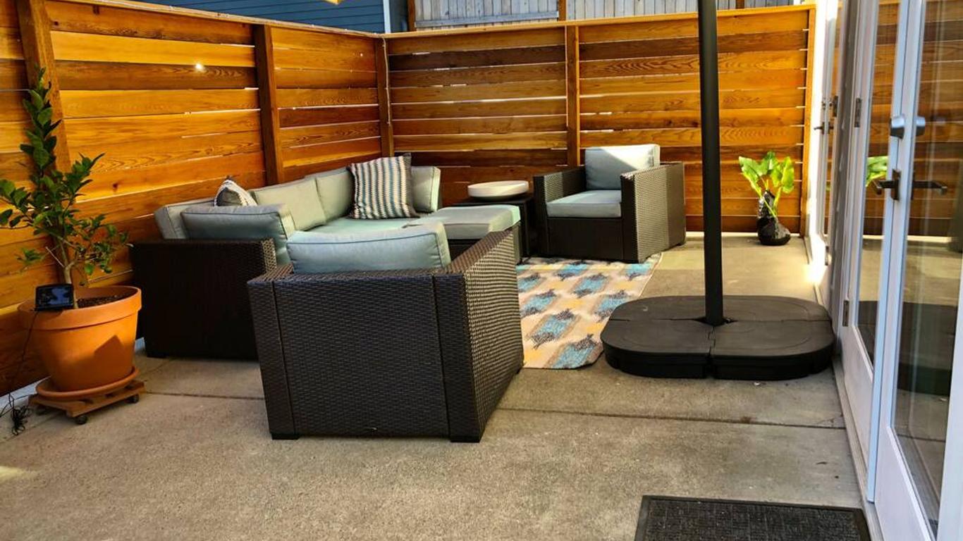 Clean Luxury Guesthouse Near Downtown Large Patio