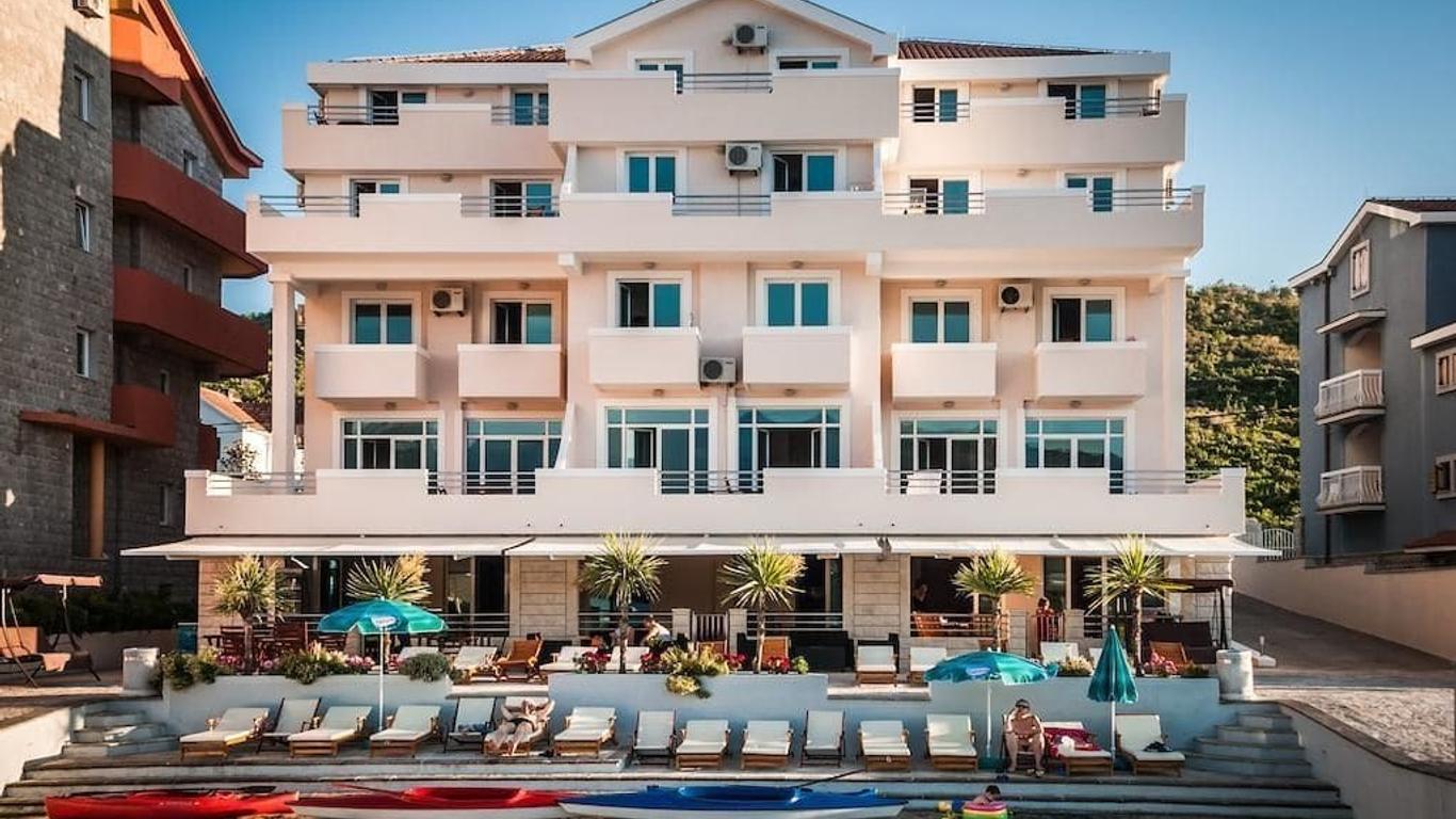 Adeona apartments - On the beach