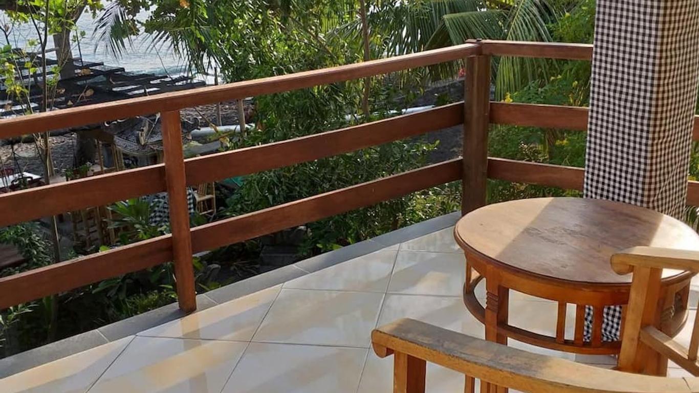 Amed Sari Beach Guesthouse