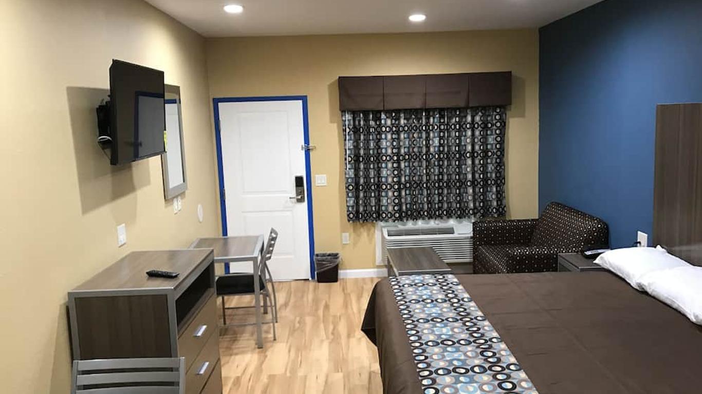 Deluxe Inn & Suites Baytown