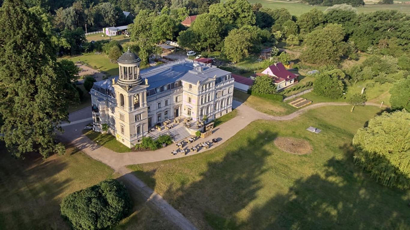 Schloss Kaarz mit Park