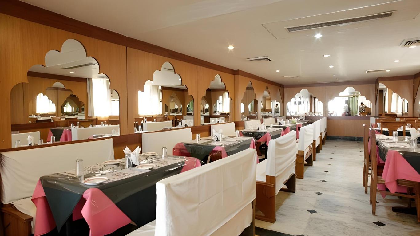Hotel Raj Vilas Place