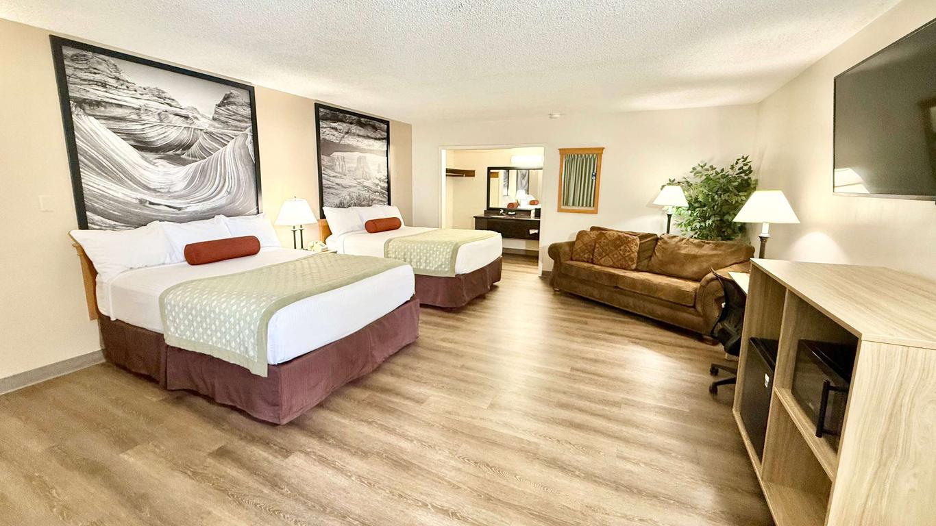 Super 8 by Wyndham Salina/Scenic Hills Area