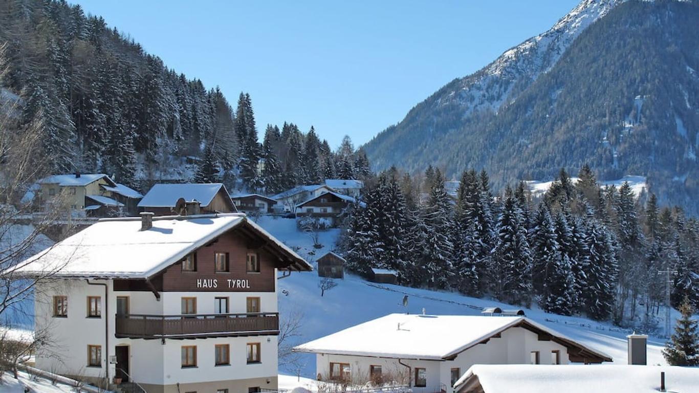 Lovely apartment for 5 people with WIFI, TV, patio and parking
