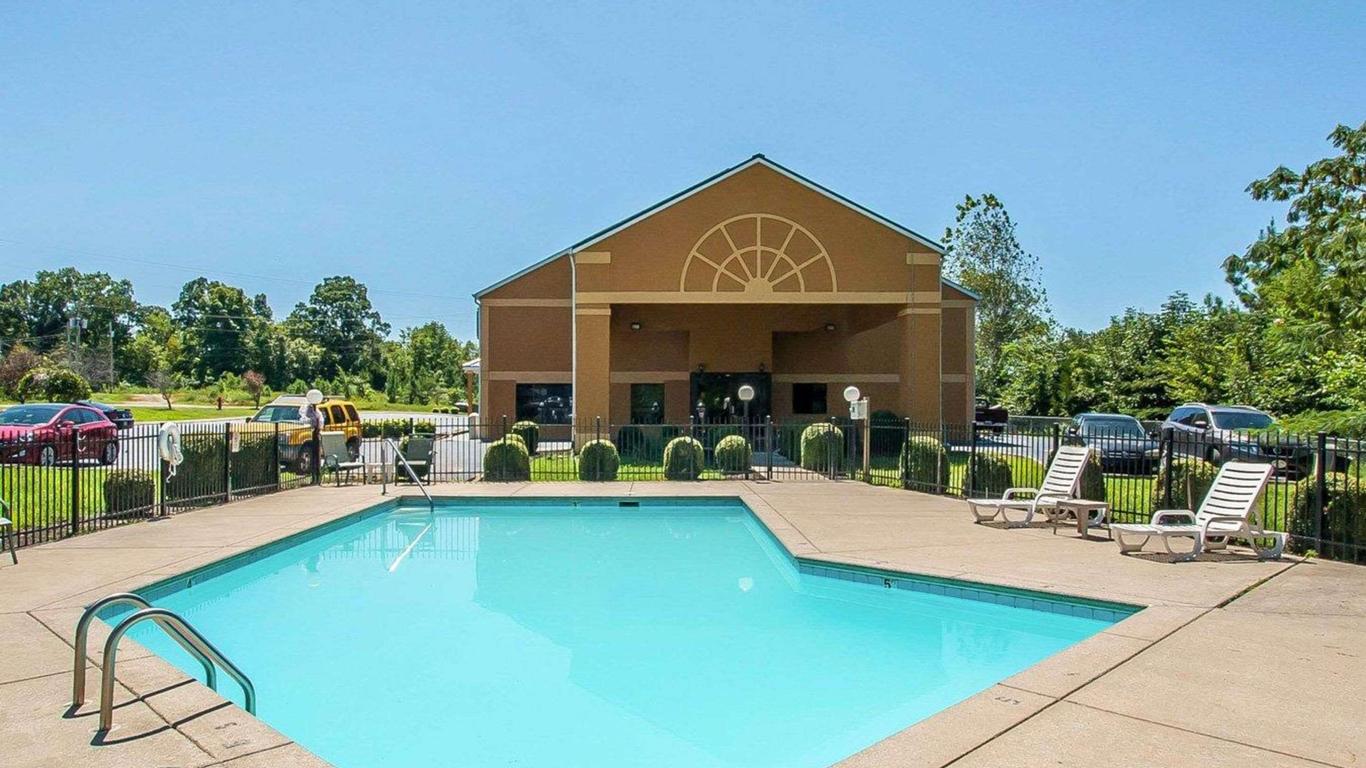 Econo Lodge Inn & Suites