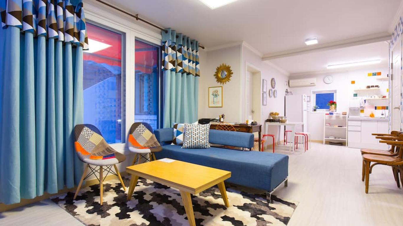 Oh Blue Guesthouse - Hostel