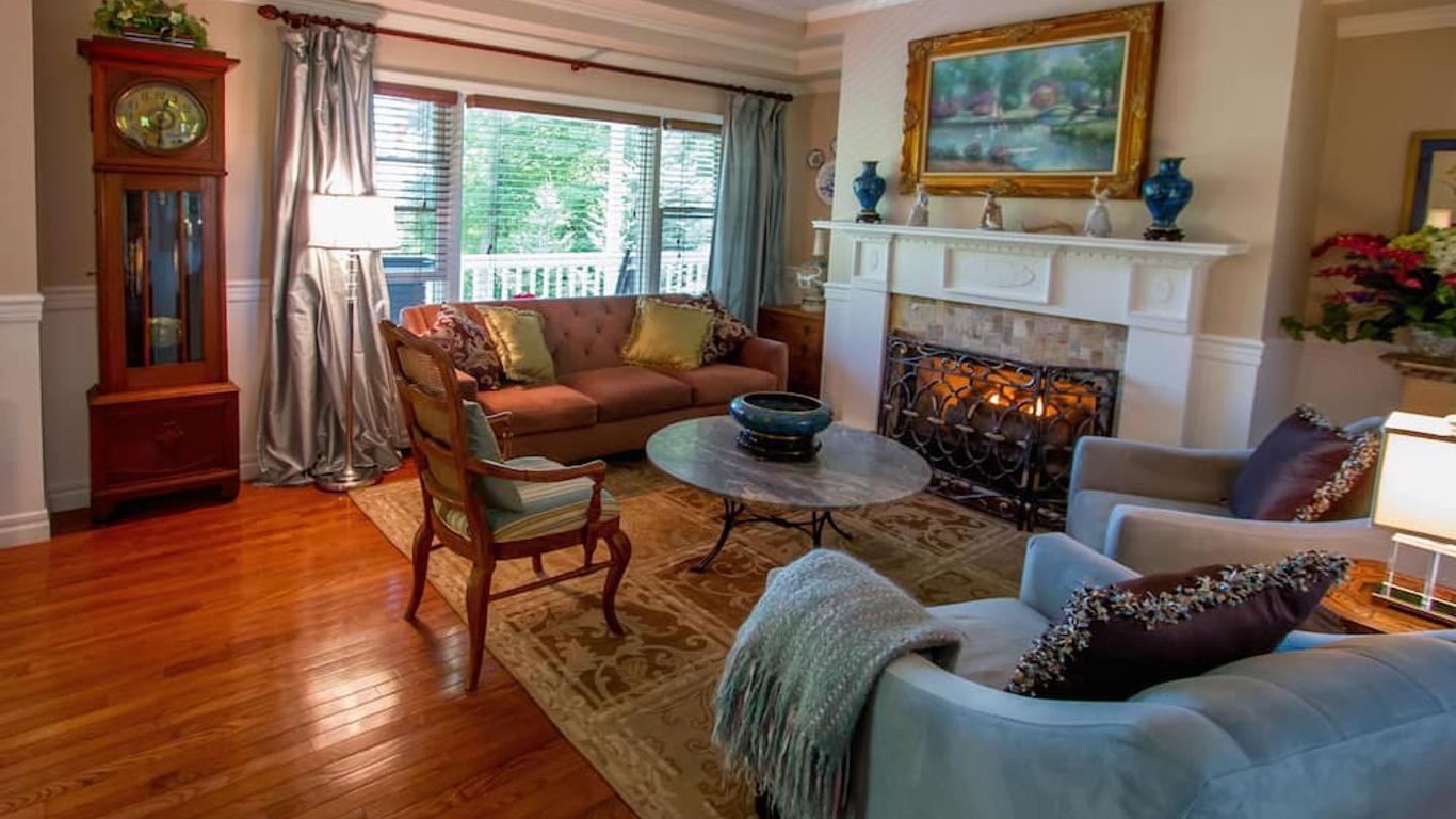 Bald Mountain House Inn at the Wolf Laurel Resort