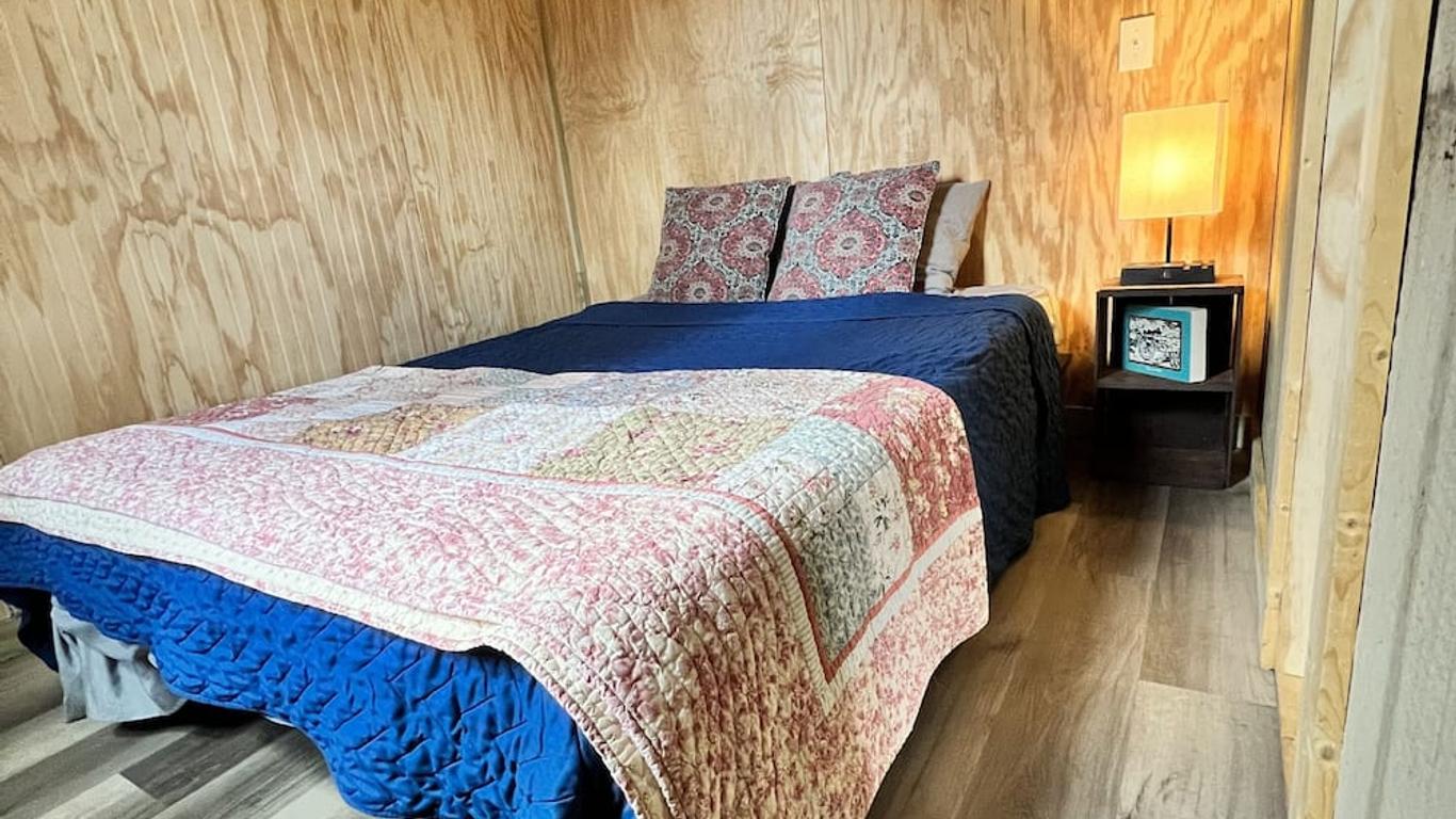 Horse Farm Retreat Creekside Tiny House, Sleeps 4 & Pet Friendly