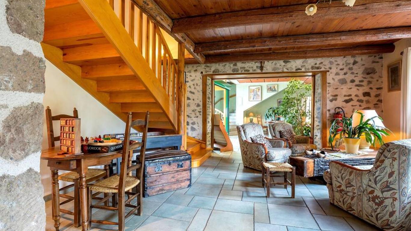 Hôtel Restaurant La Crèche et sa piscine intérieure - Logis Hôtels