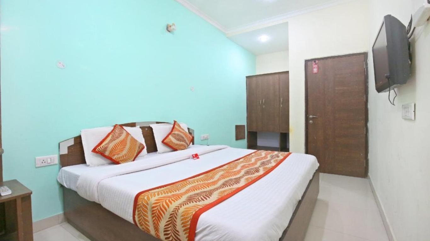 OYO 9056 Hotel Holiday Comfort