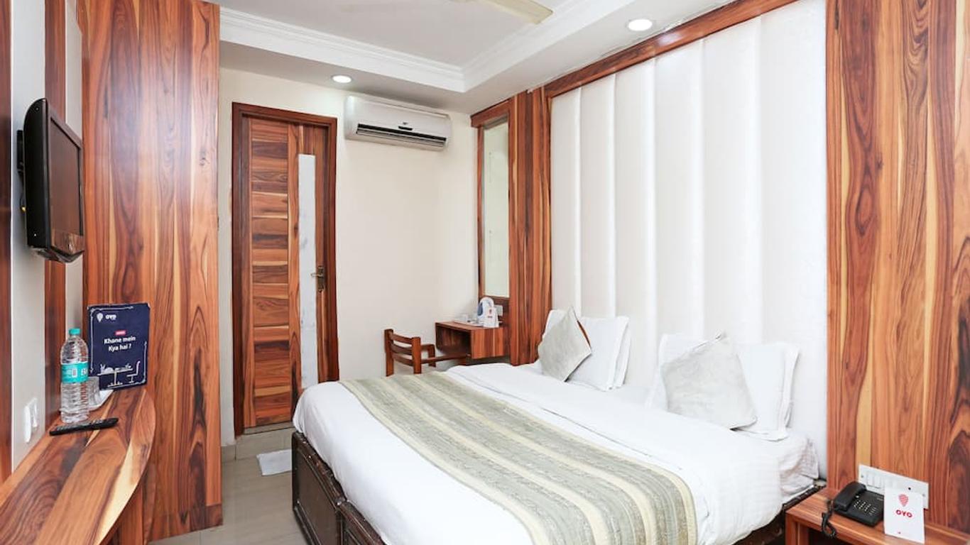 OYO 13338 Hotel F Five