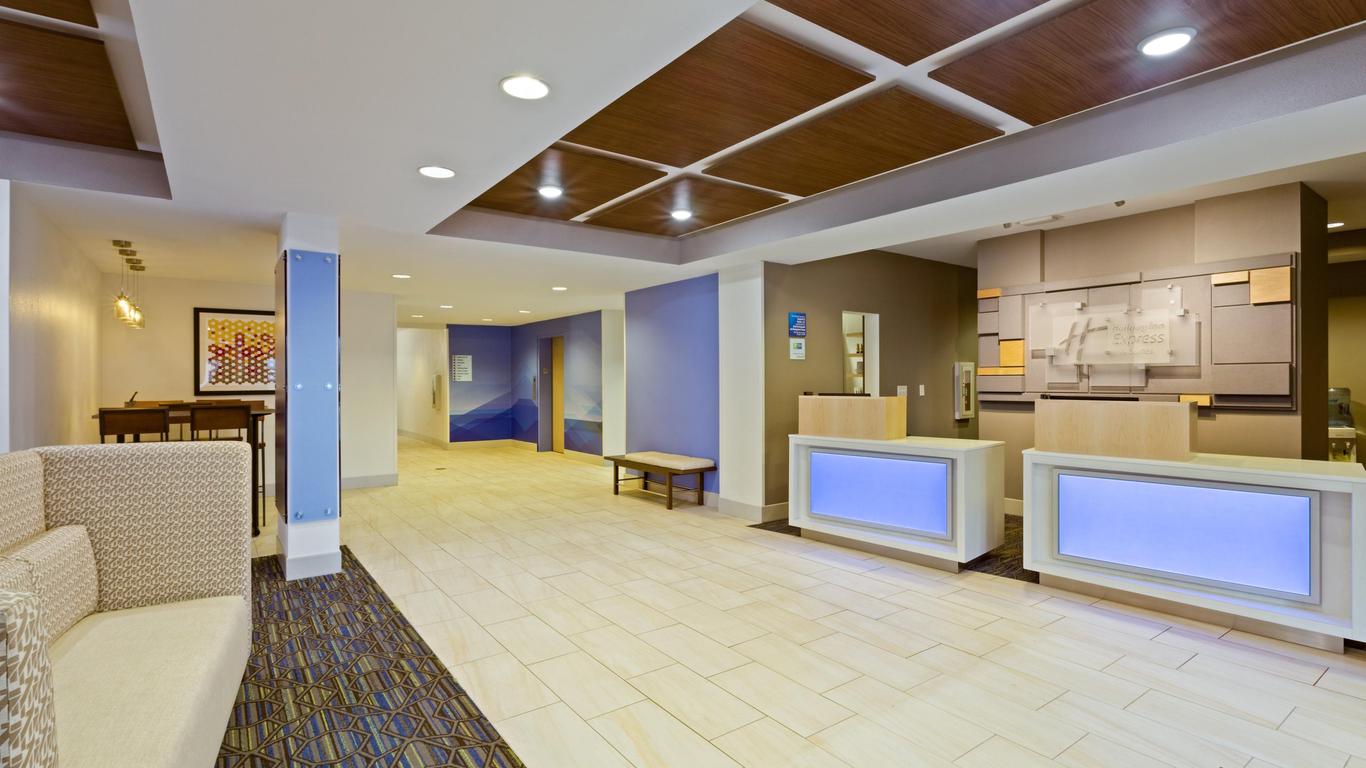 Holiday Inn Express & Suites Tavares - Leesburg