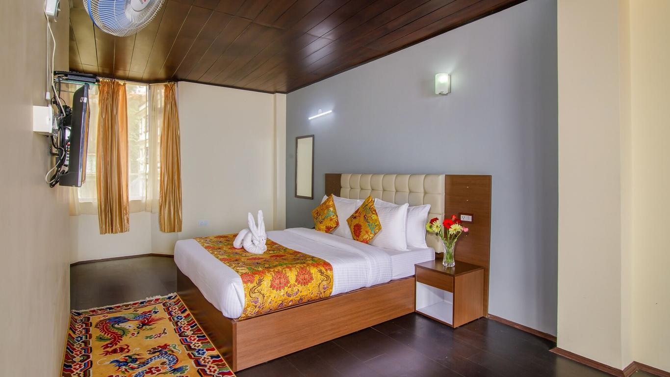 Muscatel Grand Silkroute - 300 Mts from MG Marg
