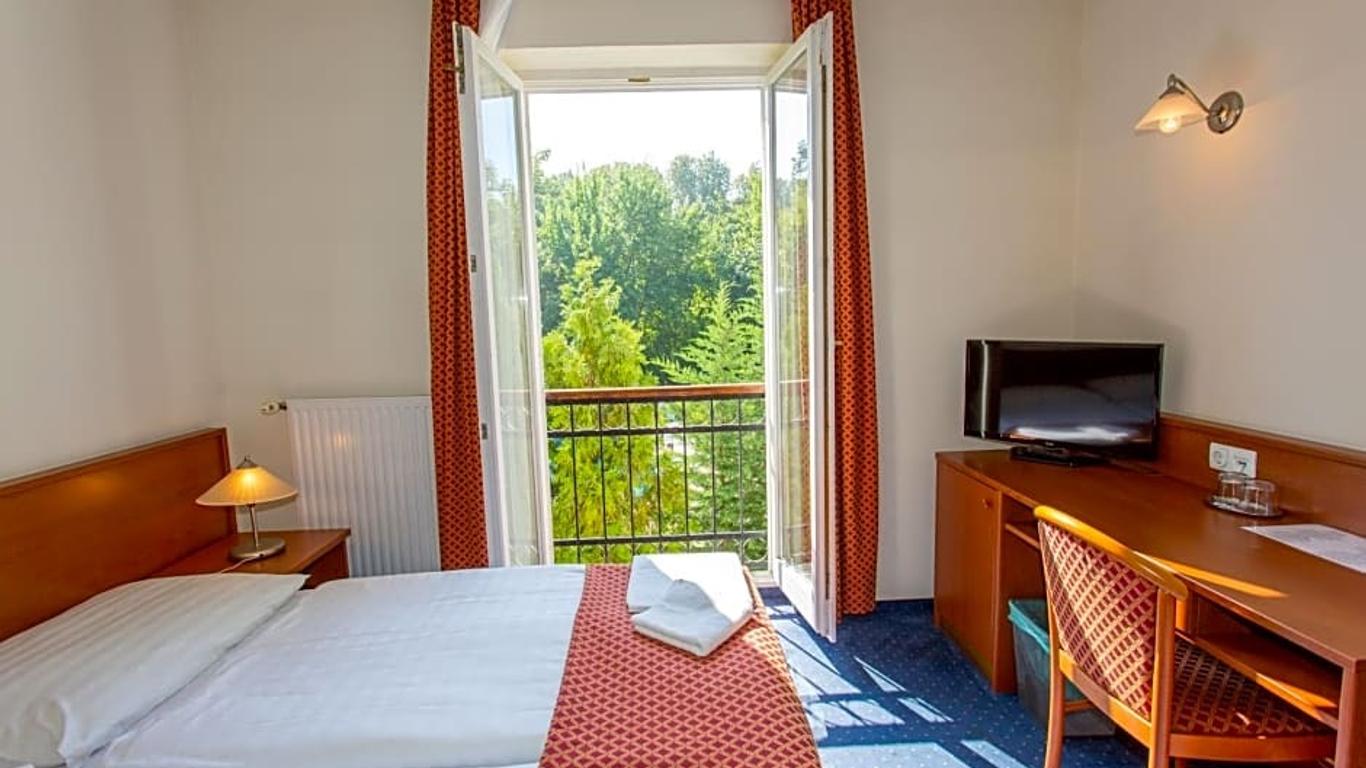 Fonix Hotel