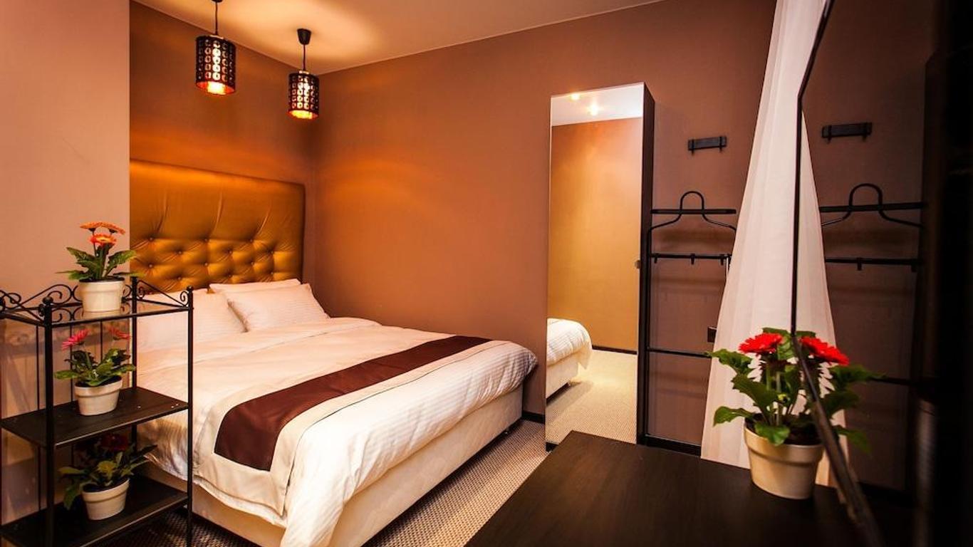 Leo Hotel