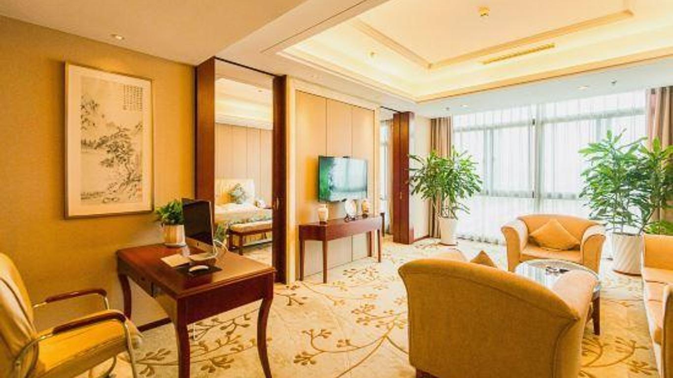 Yangzhou Canal Spring Hotel (East High-speed Railway Station)