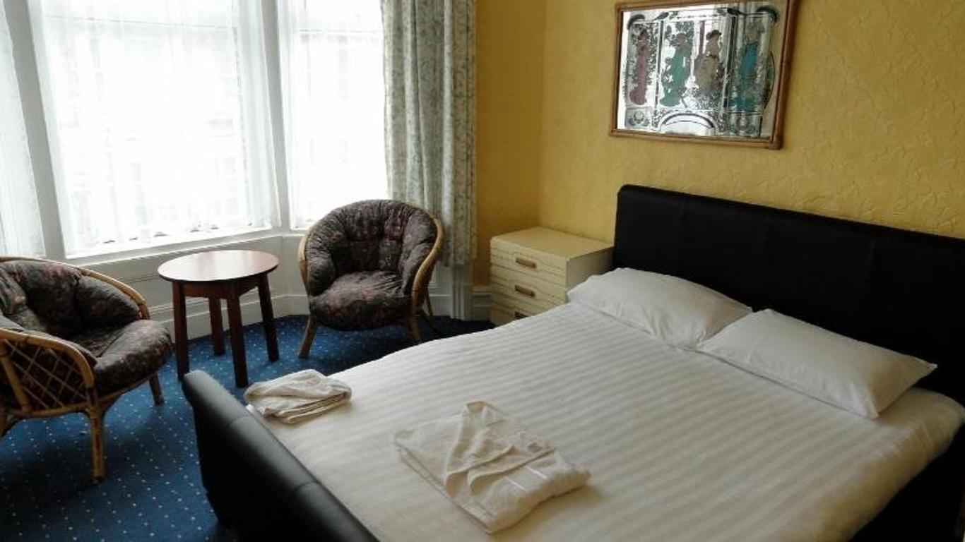 100 Pipers Hotel