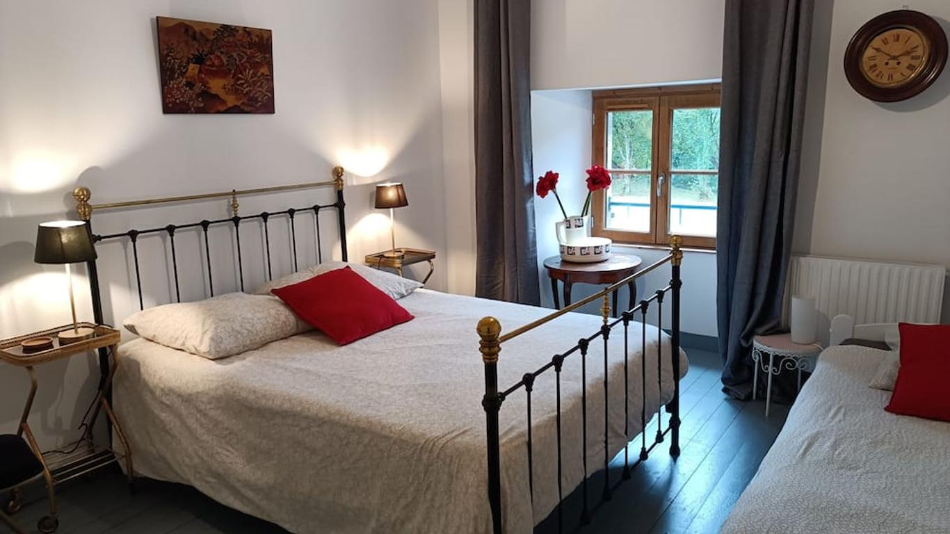 Ille Flottante, Maison éclusière et hébergements insolites sur le canal