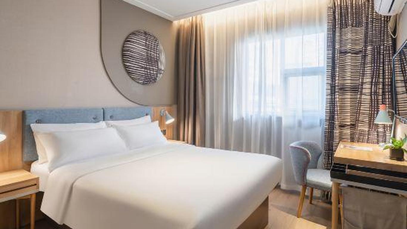 Home Inn Neo Zhuhai Gongbei Port Light Rail Terminal