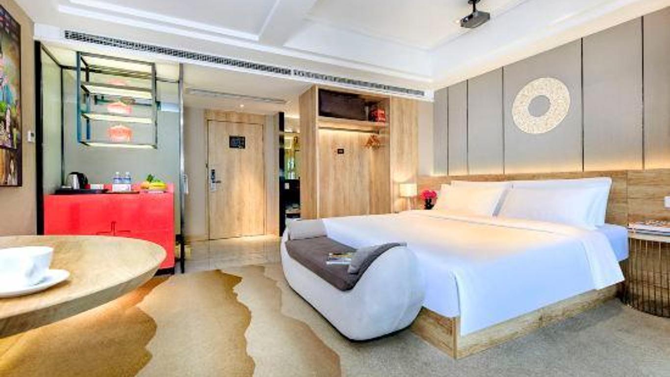 Hongyan Holiday Riverview Hotel (Chongqing Jiefangbei Hongyadong Branch)