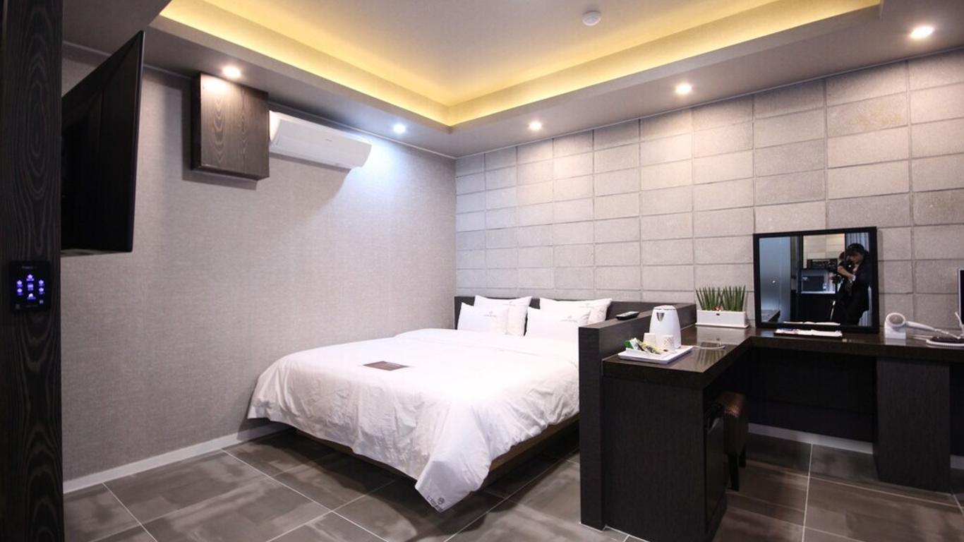 Louis Hotel