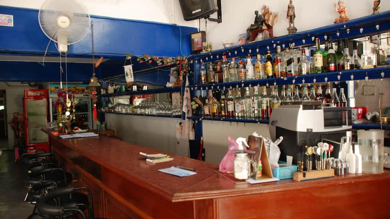 Blue Lagoon Guest House & Bar
