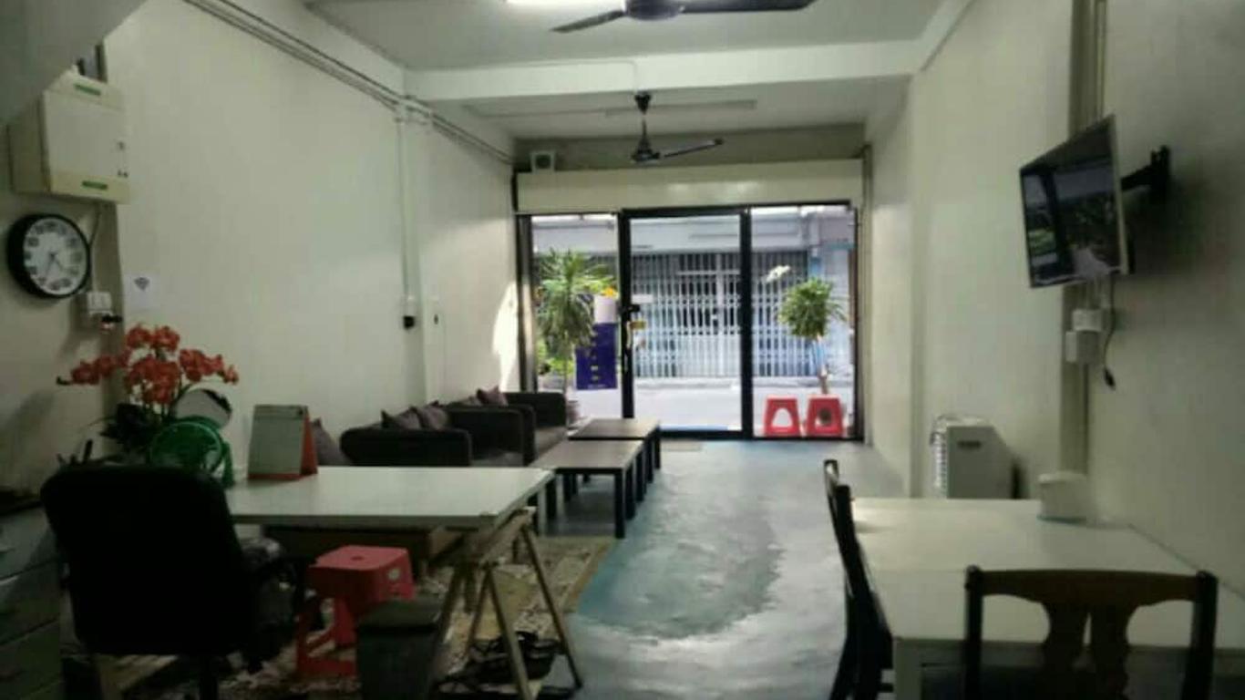 First Inn On Nut - Hostel