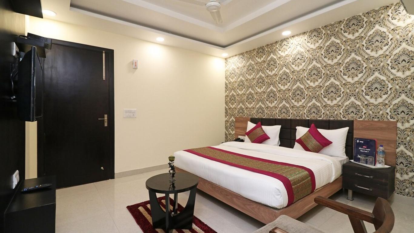 OYO 11611 Royal Palace Inn