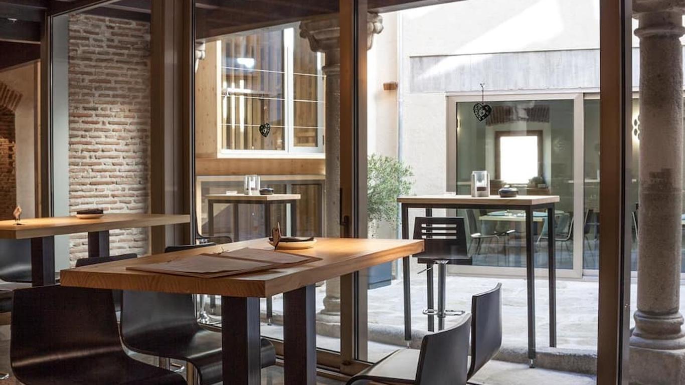 El Encanto Hotel & Cafeteria