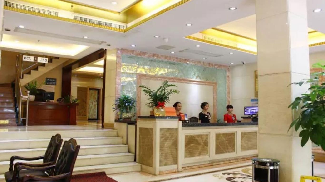 Xinhualian Business Hotel (Zhuhai Gongbei Port Light Rail Station)