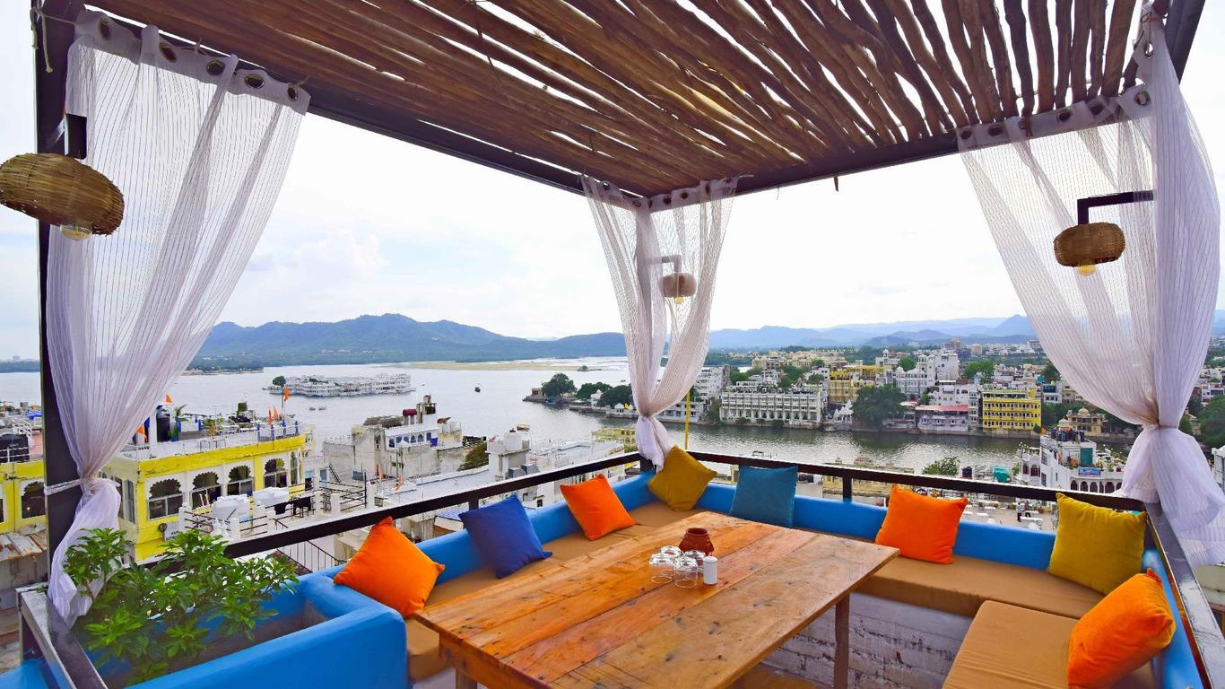 Hotel Udai Niwas By The Lake