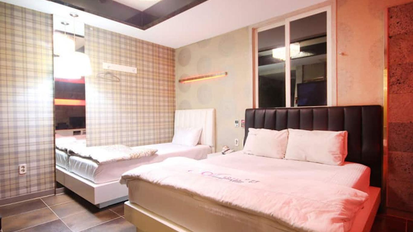 Anne Motel