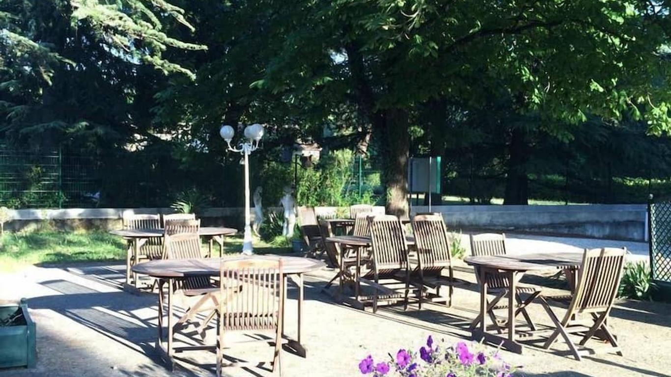 Le Parc Aux Cedres