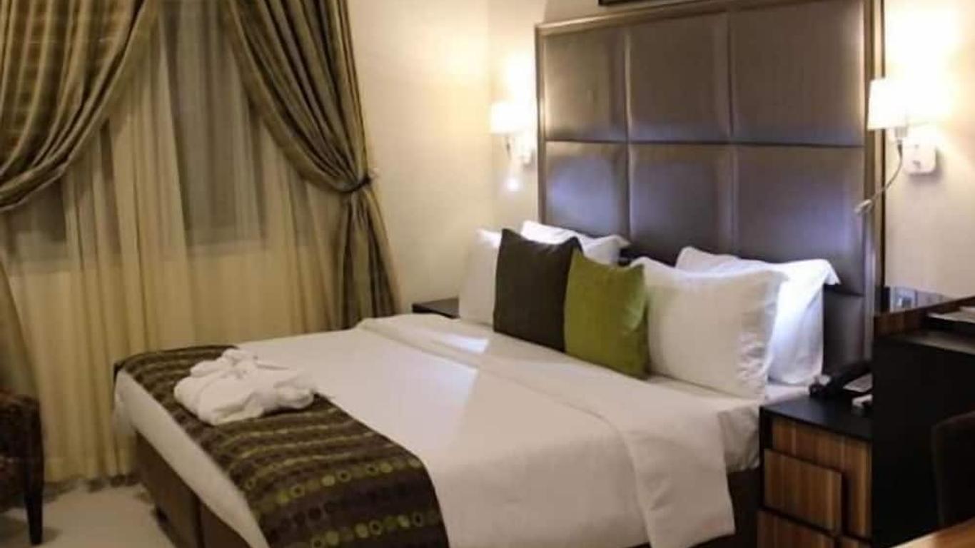 Class Suites Signature