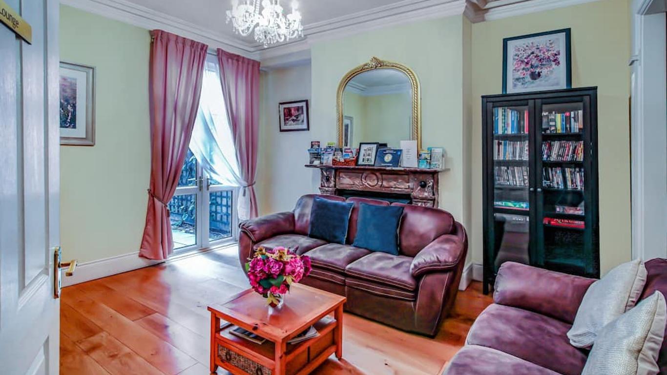 OYO Avenue House