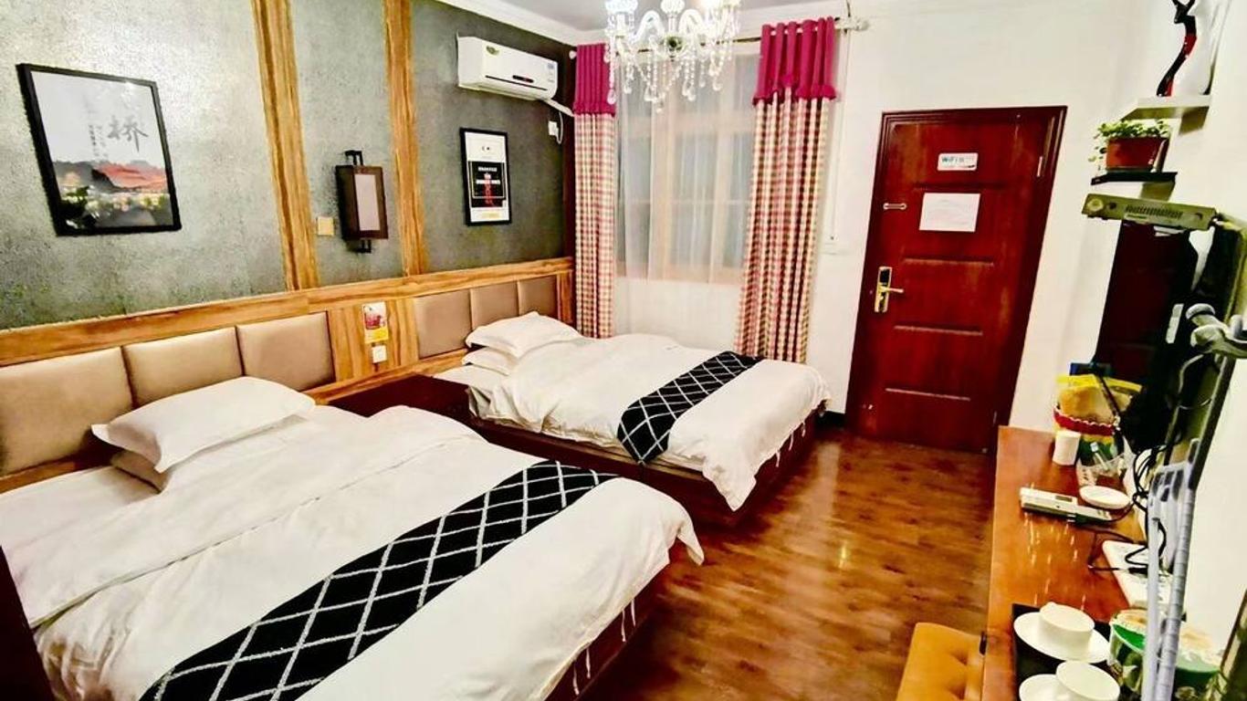 Fenghuang Little Bear Family Guest House